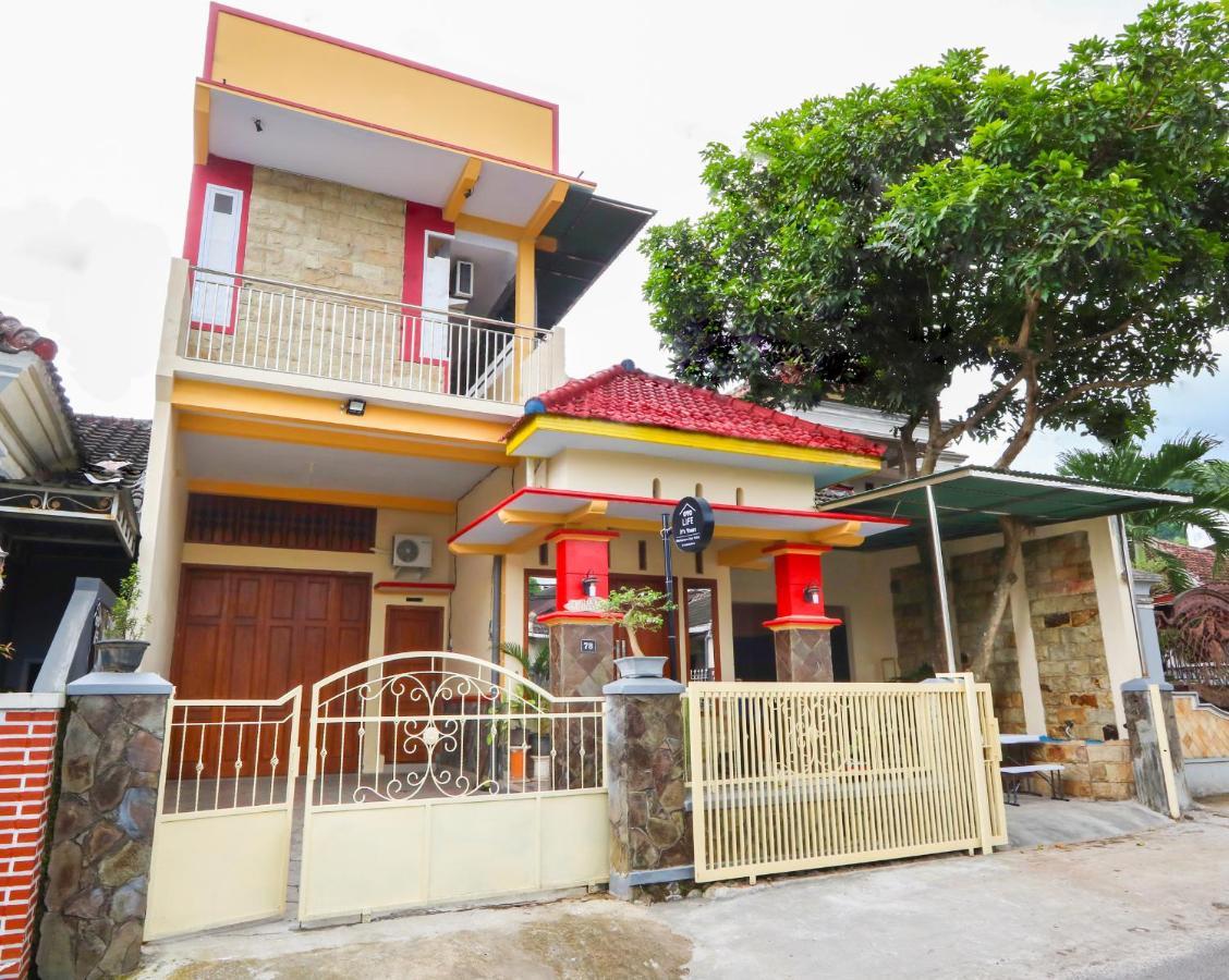 Oyo Life 3064 Mahameru Kost Putra Jember Ngoại thất bức ảnh